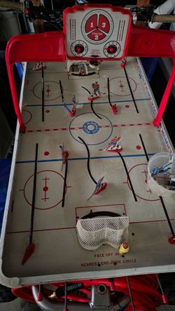 Vintage magnetic tabletop hockey game in good condition