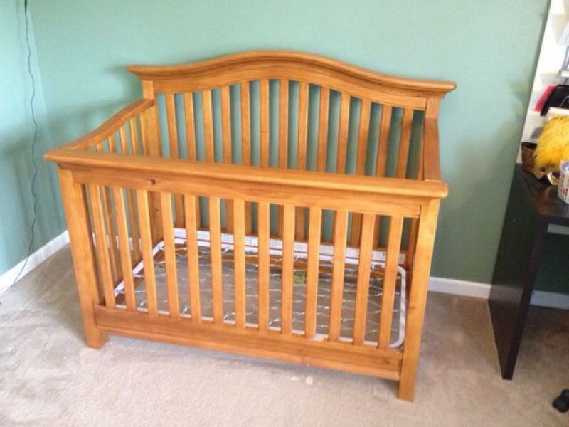 Babi Italia Pinehurst Lifestyle Convertible Crib for Sale in Auburn, WA