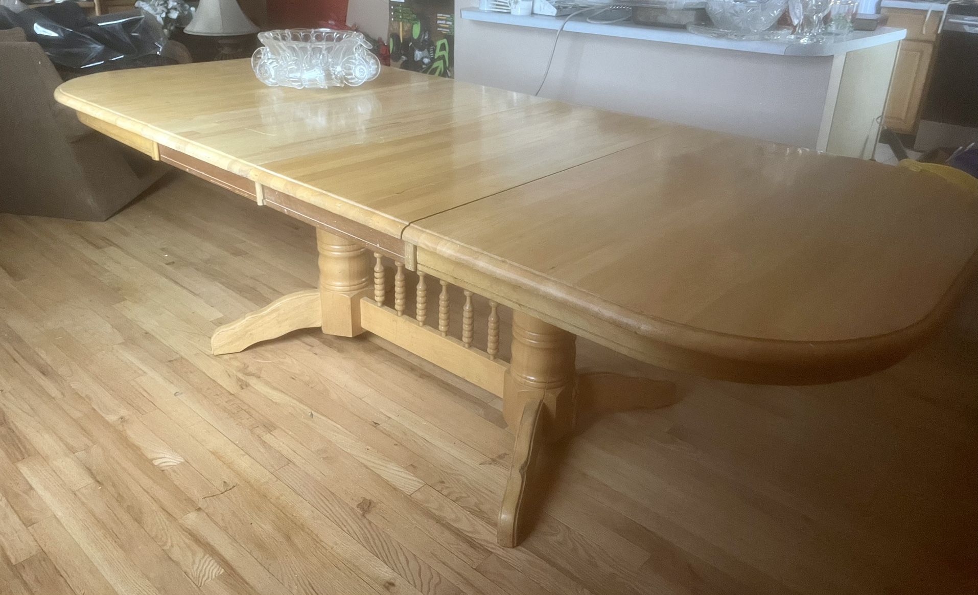 Large Oak Dining Table 8ft long with leafs 5ft without leafs and 42” wide