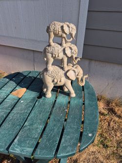 3 stacked elephant statue