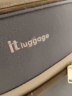 Sturdy expandable travel suitcase