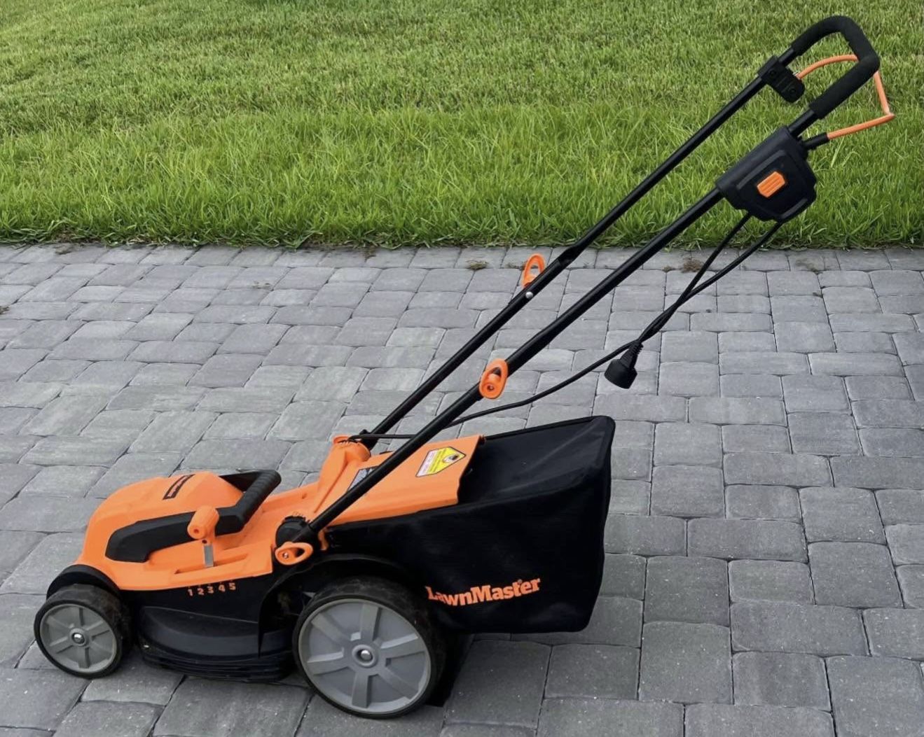 LawnMaster MEB1216K Electric Lawn Mower 16-Inch 12AMP Needs Repairing