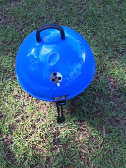 Charcoal grill with fold up legs