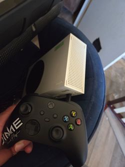 Xbox s series with controller