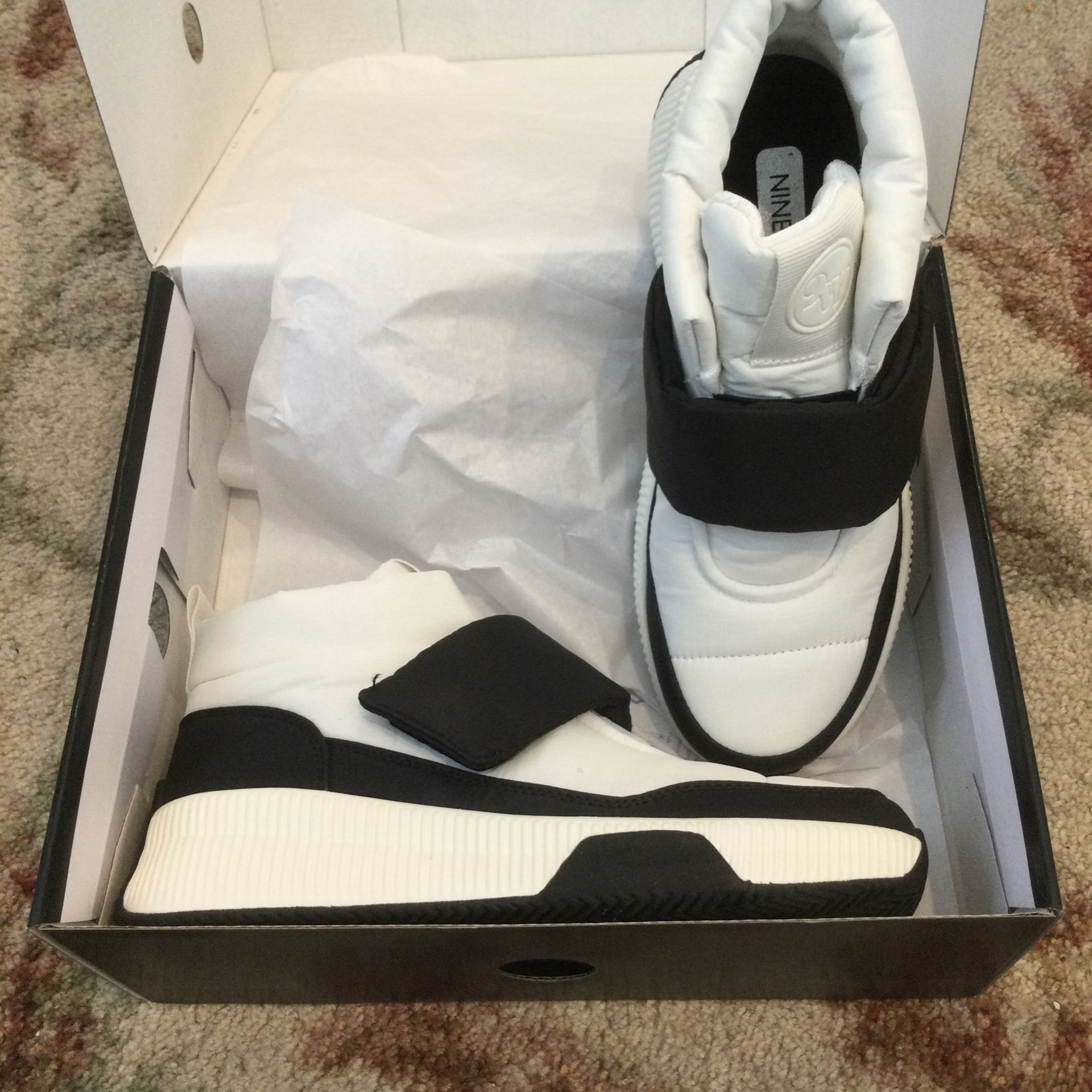 New sz 7 Nine West woman's tumble ankle boot