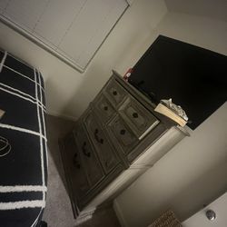 Drawer And Nightstand Set $200  Visalia Area . Moving. Need Gone.
