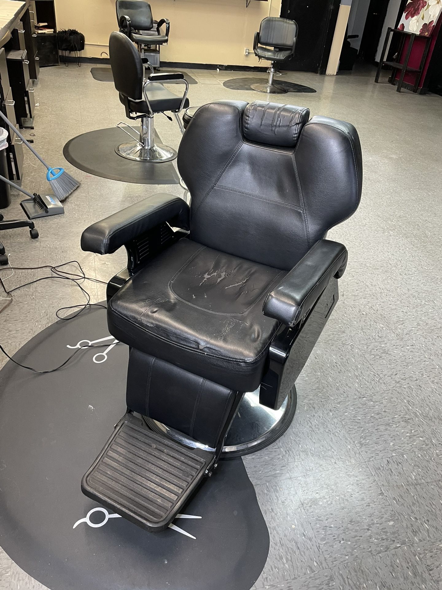 Used Barber Chair ! Still In Good Condition .. No Longer Needing It .