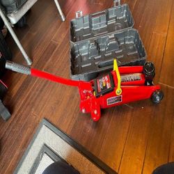 she without Trusty Hydraulic Helpers - Safe Lifting Made Simple