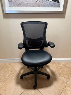 Black Mesh Back Office Chair with Armrests