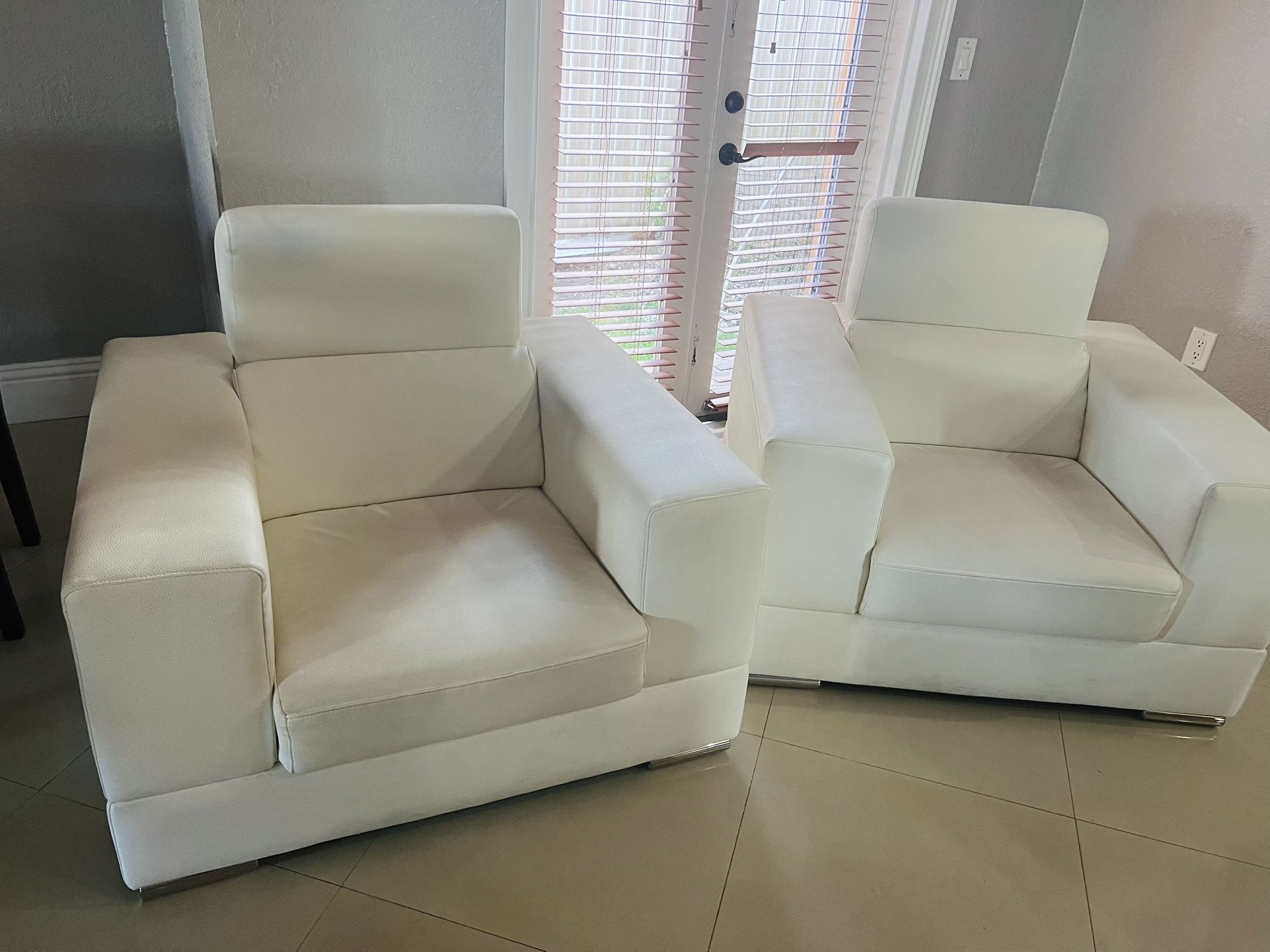 White Chairs / Butacones Blancos