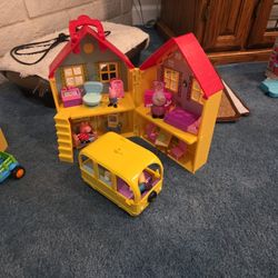 PEPPA PIG HOUSE, CHARACTERS, FURNITURE, BUS CAMPER SEE DESCRIPTION 