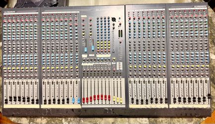 Professional Allen & Heath GL2800 mixing