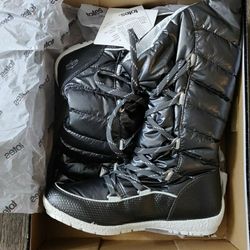 new unused boxed snow boots