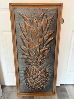 Like new!! metal pineapple picture with wood frame. 42.5” tall, 20” wide, 1.5” thick. Bought for other house and then moved and now have nowhere to ha