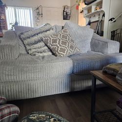            Loveseat 