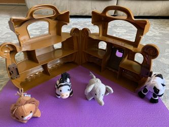 Noah's Ark and 3 plushies closes up for your animals to go in ages 1 and up