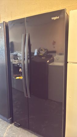 Nce like new Whirlpool side by side refrigerator i