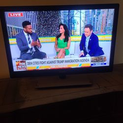 Insignia 32 In LED Flat Screen TV/remote