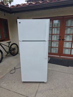 GE 17.5 Cu. Ft. Top-Freezer Refrigerator – Works Great – $150 OBO