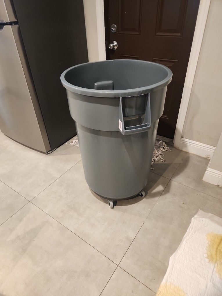 Trash Can With Rollers