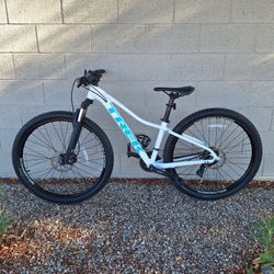 TREK MARLIN 5 MOUNTAIN BIKE 27.5 INCH LIKE NEW ( EXTRA SMALL) CHECK MY OTHER BIKES 
