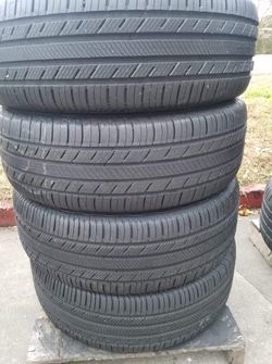 235 60 18 SET OF 4 MICHELIN PREMIER LTX -- IN GREAT CONDITIONS