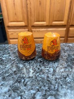 Vintage Wood Big Chief pair of salt and pepper shakers.  Size approximately 2 1/2 inches tall.  Preowned some on the bark is off due to age see pictur