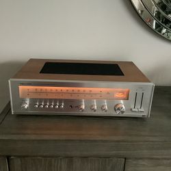 * REALISTIC * VINTAGE STEREO RECEIVER IN EXCELLENT CONDITION . NEAR MINT . MUST SEE TO FULLY APPRECIATE . WOOD CASE CABINET . 