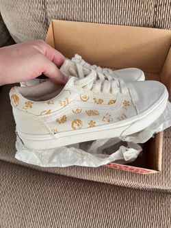 Vans Kids Size 3 Cream Sneakers in excellent preowned condition only $15!!!!