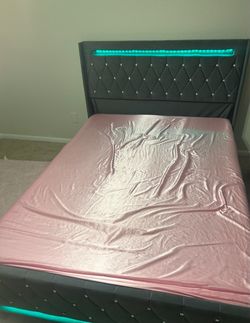 Queen size bedframe