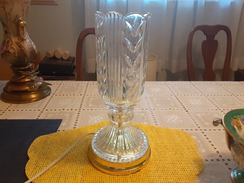 14INCHES TALL REALLY BEAUTIFUL LOOKING VINTAGE CRYSTAL GLASS LAMP