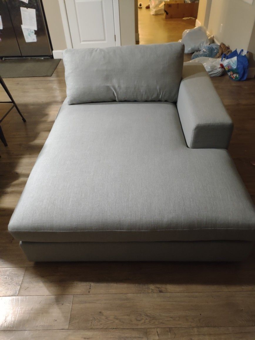 Beta Summit Gray Right Chaise SKU14421,  Like New, Excellent Condition