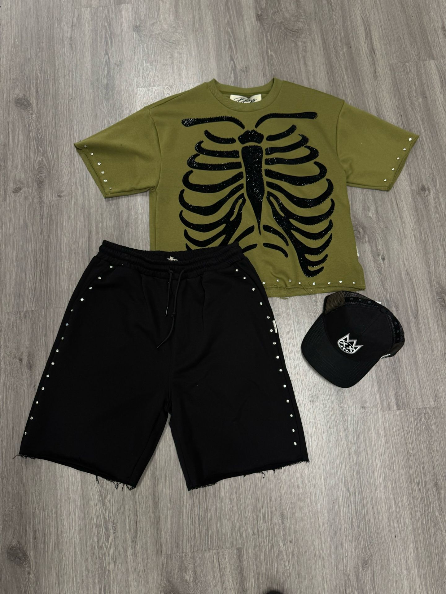 T SHIRT HAT AND JEANS 120$ Everything TODO 120$