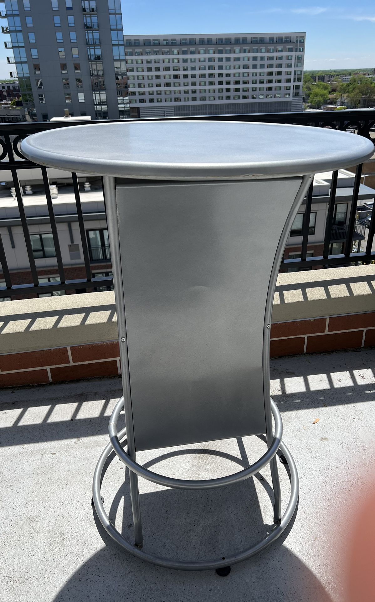 Indoor/Outdoor Round High Top Table