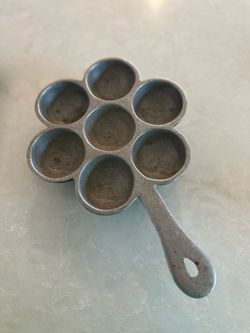 Cast Aluminum 7-Cup Muffin Pan with Handle