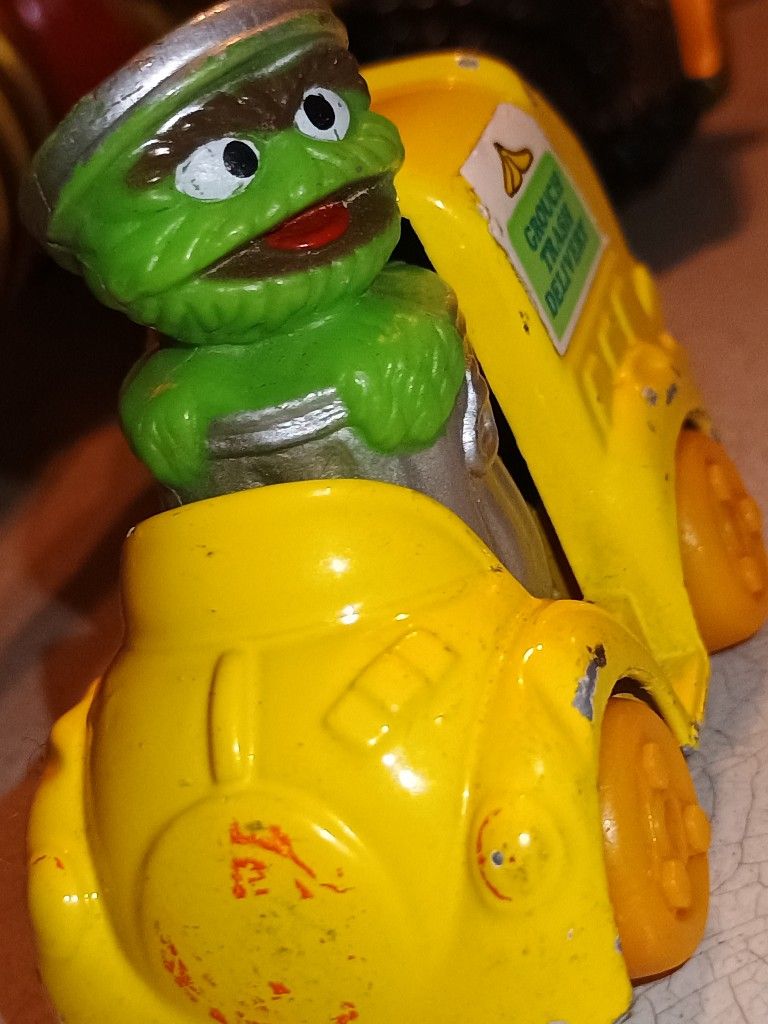 1982 Muppets Sesame Street Oscar The Grouch Trash Delivery Diecast Garbage Truck