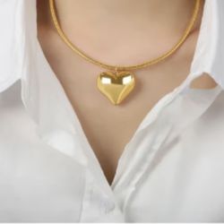 N255- Gold Chain Heart Pendant Necklace!