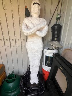 Halloween mummy statue