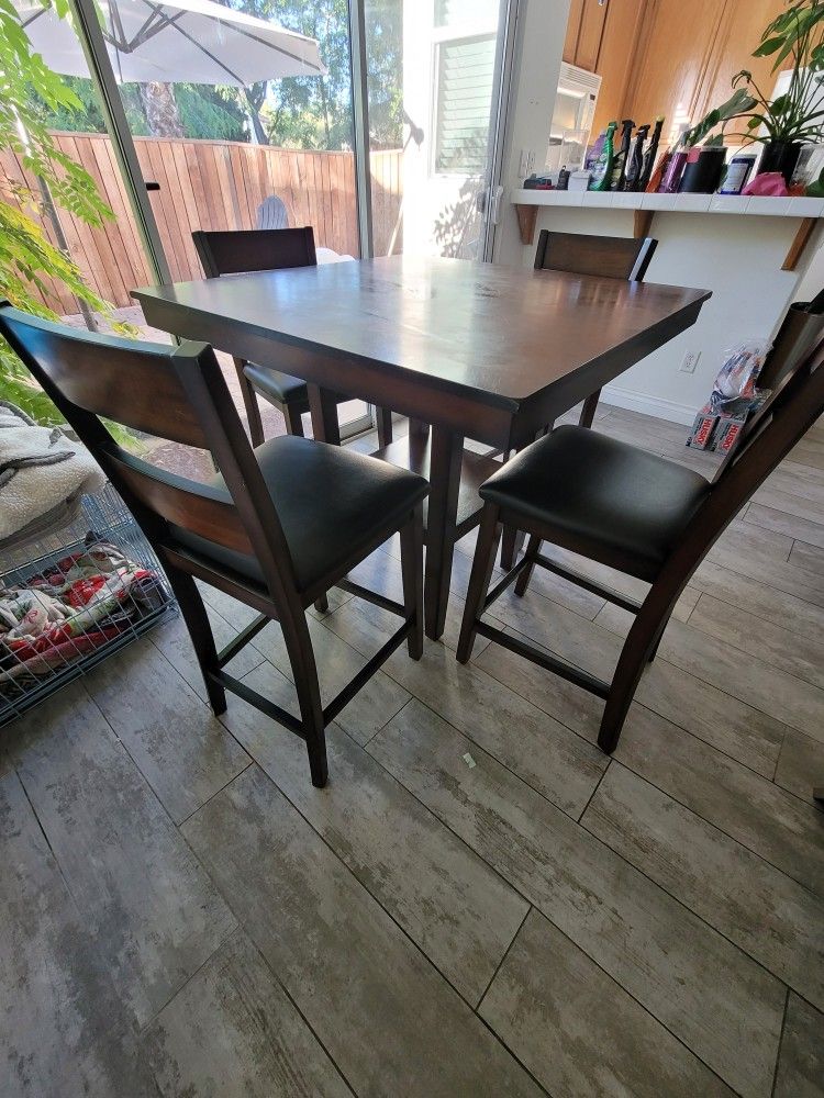 Dining Room Table n 4 Chairs