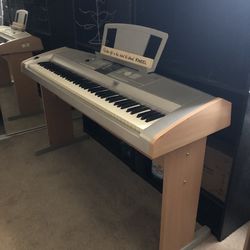 Yamaha DGX-505 Portable Grand Keyboard Silver/Oak w/stand