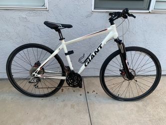 Giant Hybrid Bike – Front Suspension + Disc Brakes