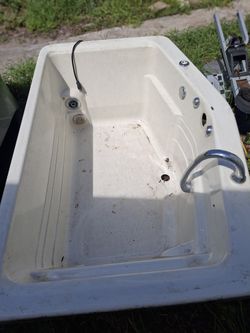 Jakuzi tub, many jets.