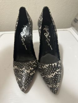 Alice + Olivia Dina Snakeskin Heel Size 6.5 (37.5)
