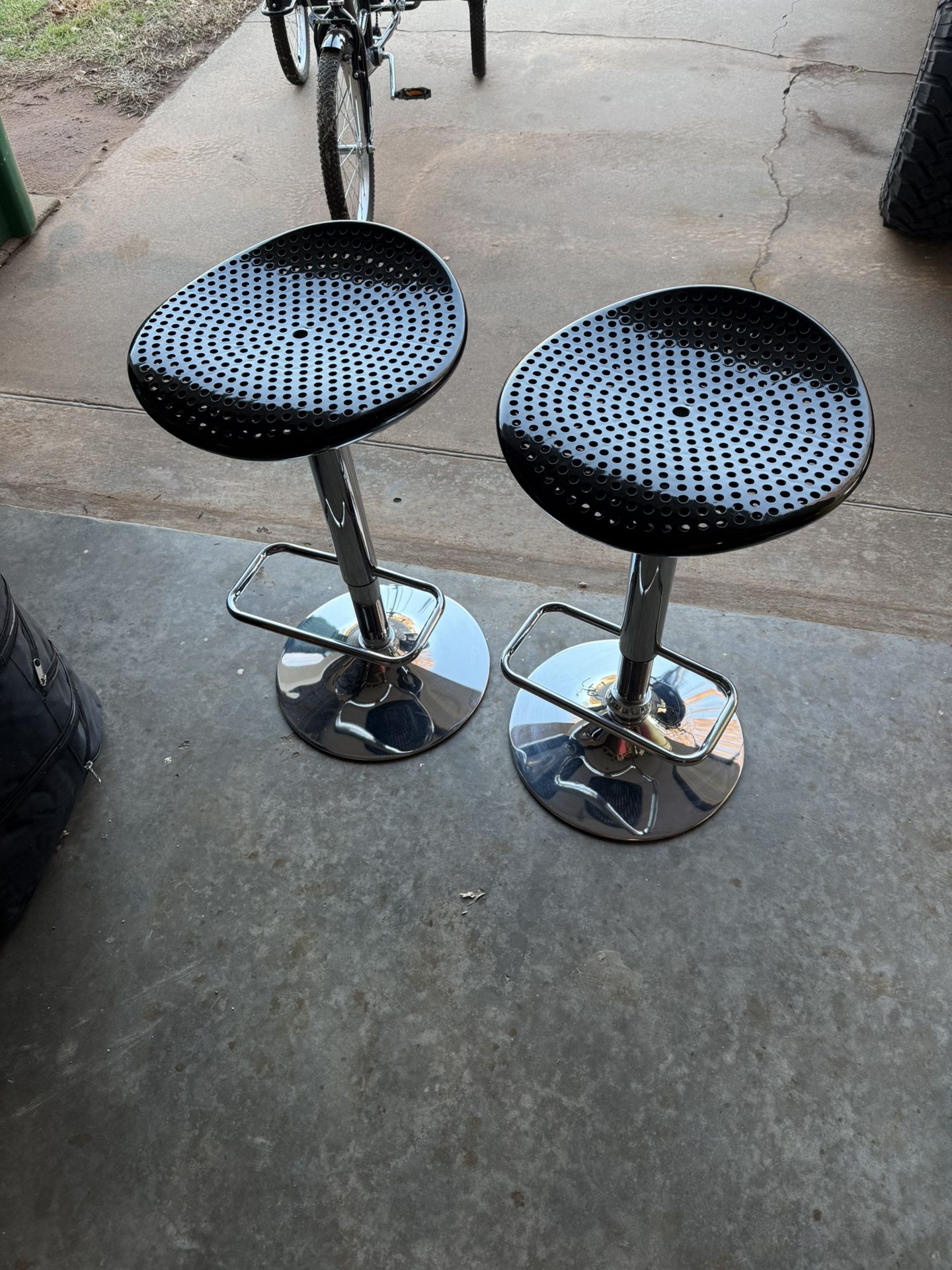 Stools Resins Top Black/metal Frame In Very Good Conditions