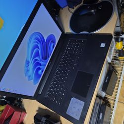Dell 17 Laptop i7-CPU. 16GB Ram 512GB SSD