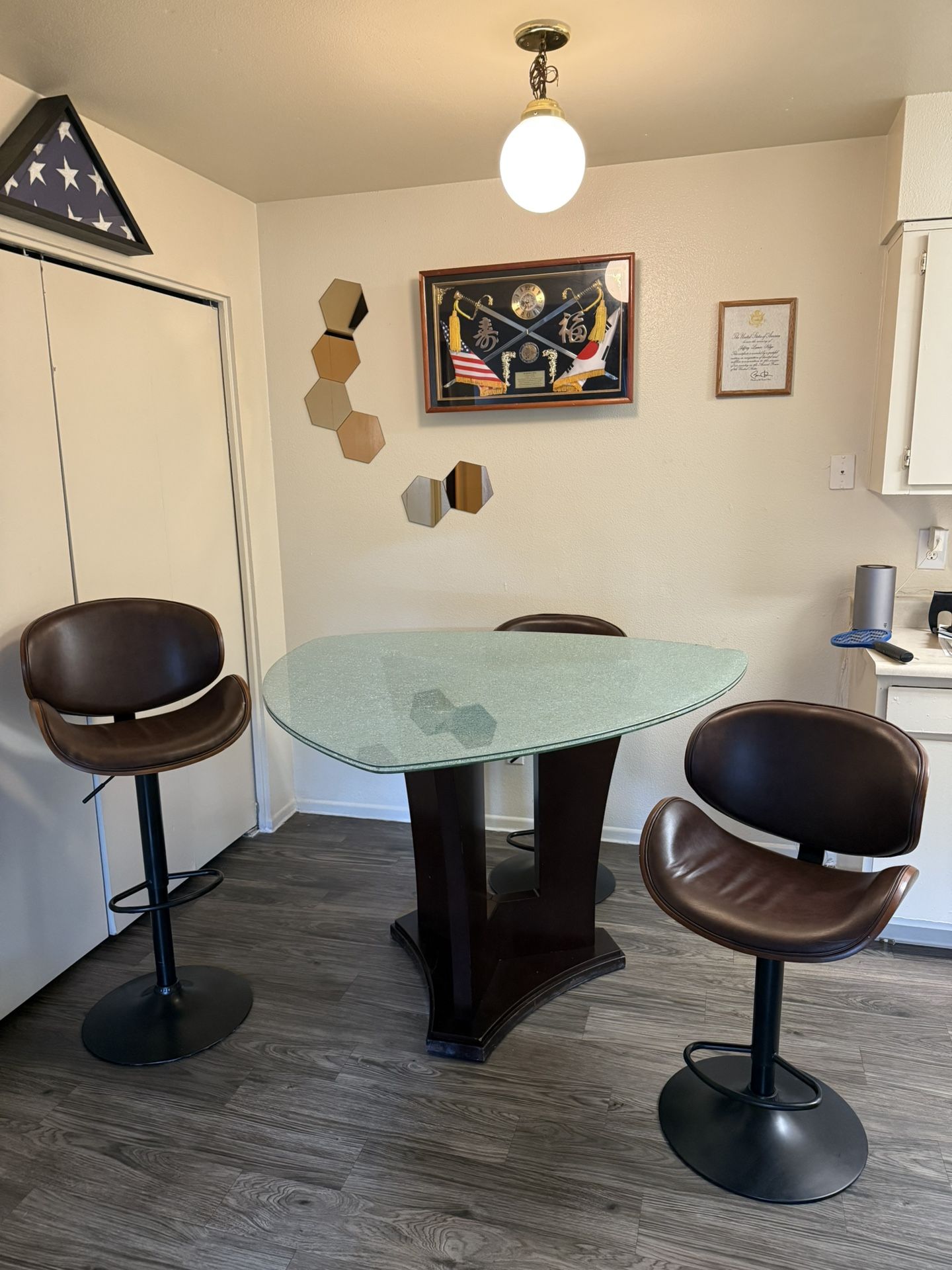 Table / Bar Stools