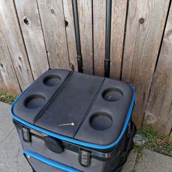 Ice Cooler 2 Wheels 🛞 $25 Good condition 
