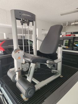 USED Life Fitness Leg Extension. 
Zip 33130 or Delivery for extra

This USED Life Fitness Leg Extension offers an effective quadriceps workout.

The c