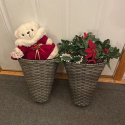 Sturdy Outdoor Wall, Hanger Baskets With Felt Liners