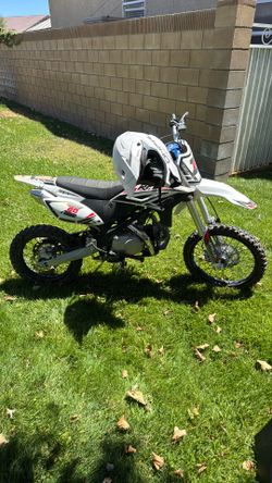 Apollo RFZ Z20 125cc Dirt Bike